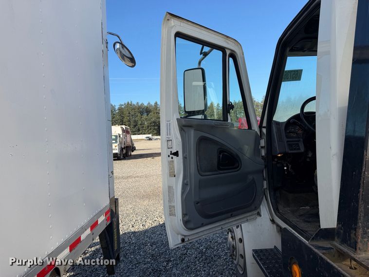 image for item YA4633 2007 International 4300 rollback truck