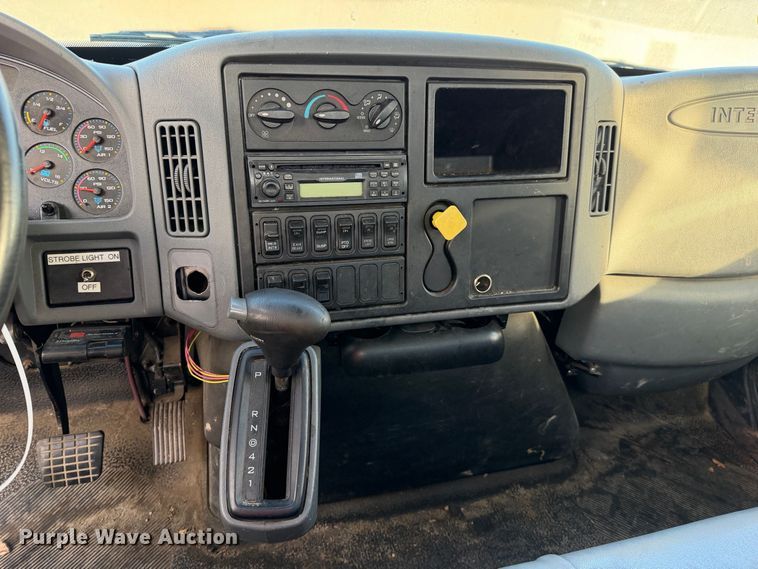 image for item YA4633 2007 International 4300 rollback truck