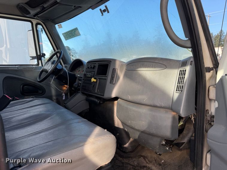 image for item YA4633 2007 International 4300 rollback truck