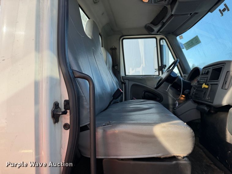 image for item YA4633 2007 International 4300 rollback truck