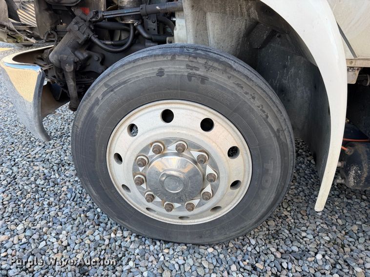 image for item YA4633 2007 International 4300 rollback truck