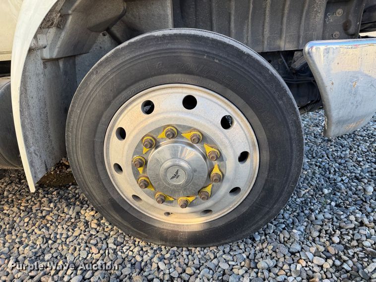 image for item YA4633 2007 International 4300 rollback truck