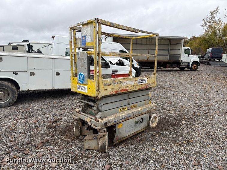 image for item YA5209 2006 SkyJack SJIII-3219 scissor lift