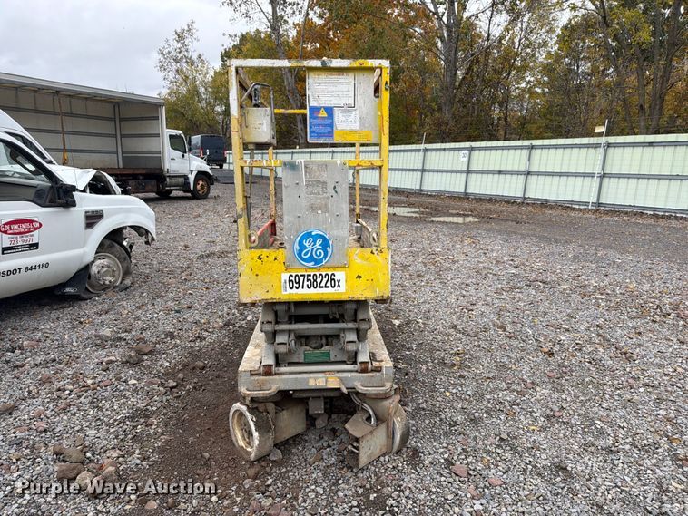 image for item YA5209 2006 SkyJack SJIII-3219 scissor lift