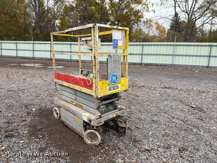 image for item YA5209 2006 SkyJack SJIII-3219 scissor lift