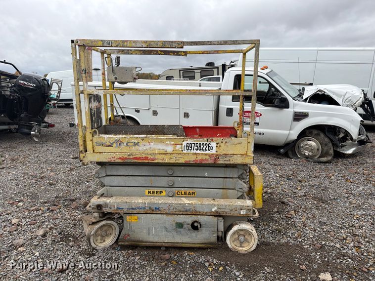image for item YA5209 2006 SkyJack SJIII-3219 scissor lift
