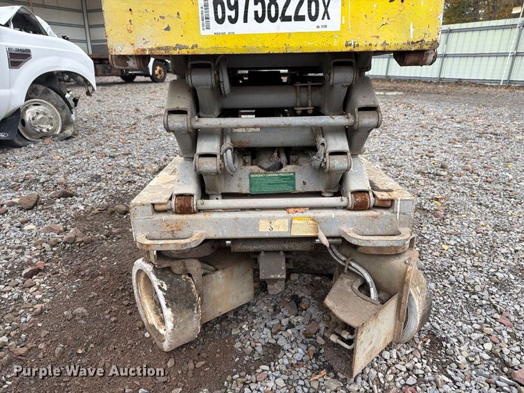image for item YA5209 2006 SkyJack SJIII-3219 scissor lift