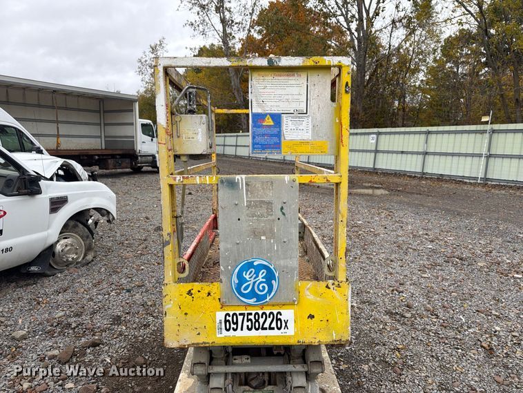 image for item YA5209 2006 SkyJack SJIII-3219 scissor lift