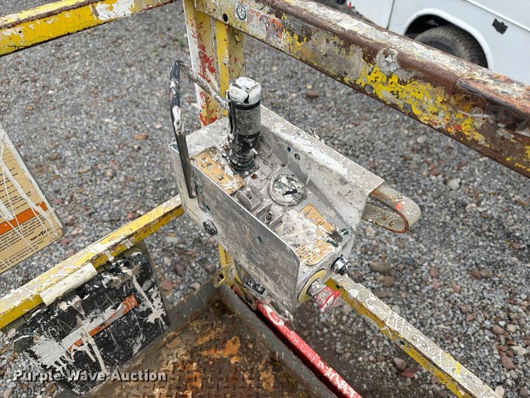 image for item YA5209 2006 SkyJack SJIII-3219 scissor lift