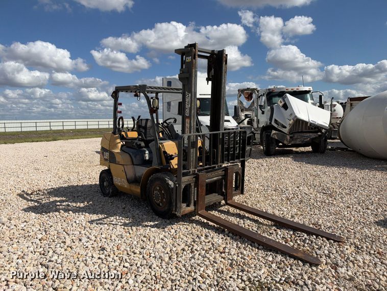 image for item YA5220 Caterpillar forklift