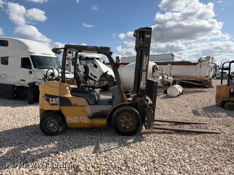 image for item YA5220 Caterpillar forklift