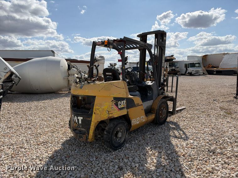 image for item YA5220 Caterpillar forklift