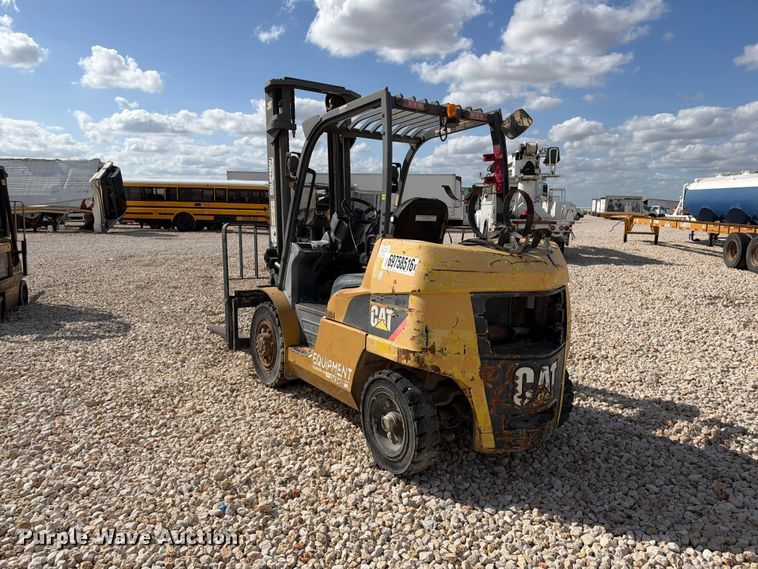 image for item YA5220 Caterpillar forklift