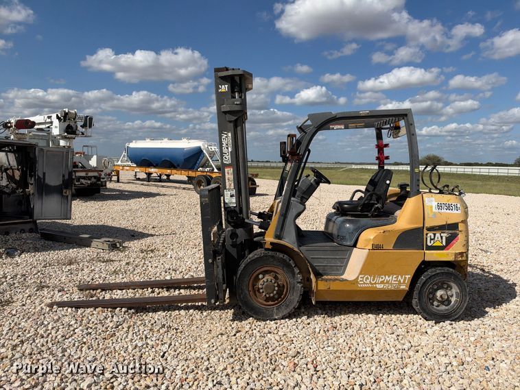 image for item YA5220 Caterpillar forklift