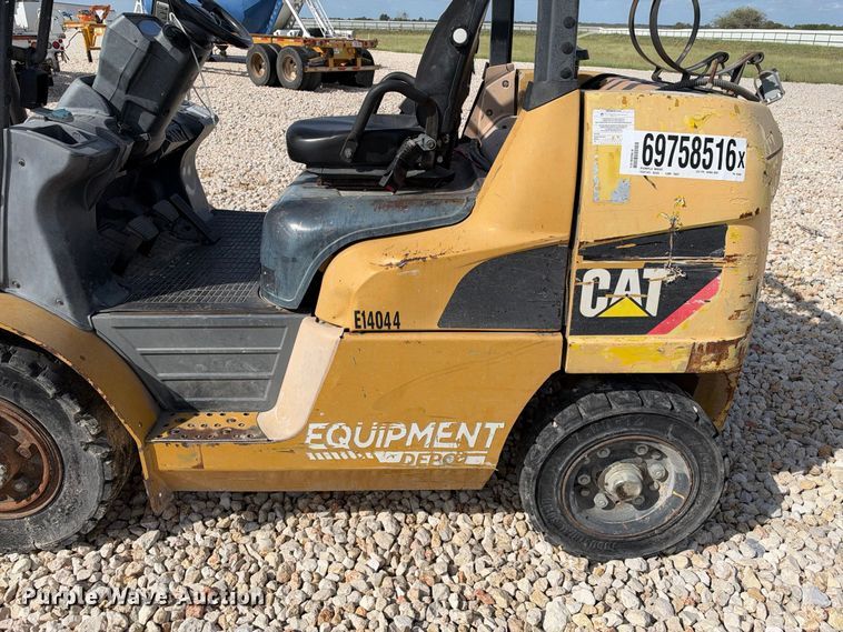 image for item YA5220 Caterpillar forklift