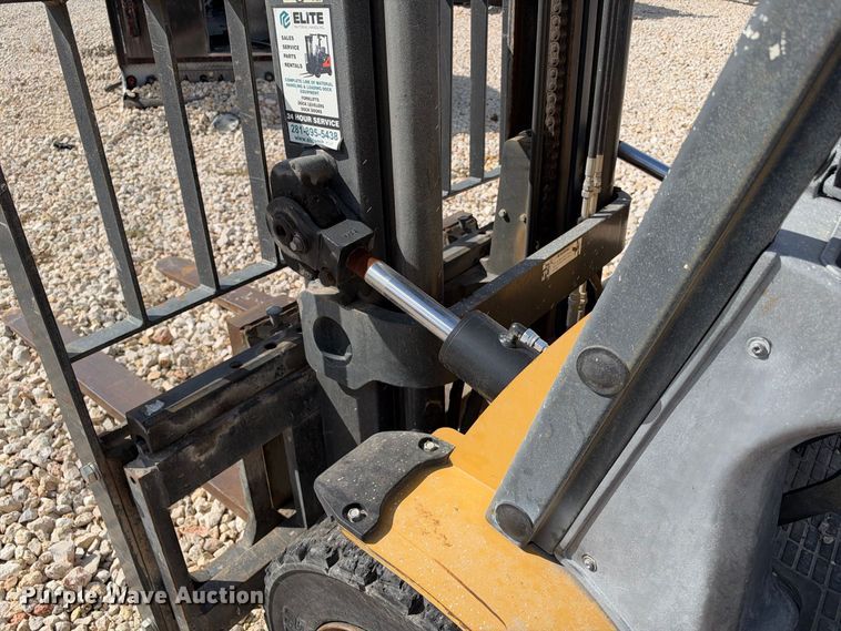 image for item YA5220 Caterpillar forklift