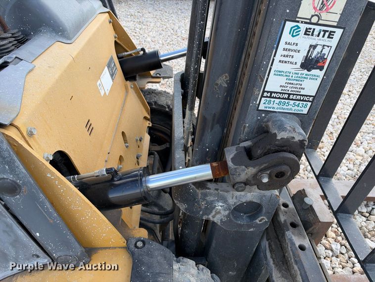 image for item YA5220 Caterpillar forklift