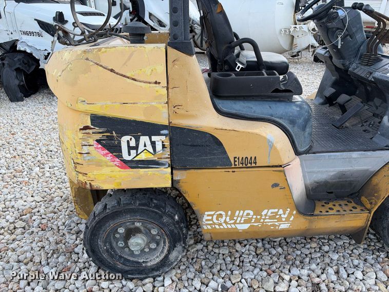 image for item YA5220 Caterpillar forklift