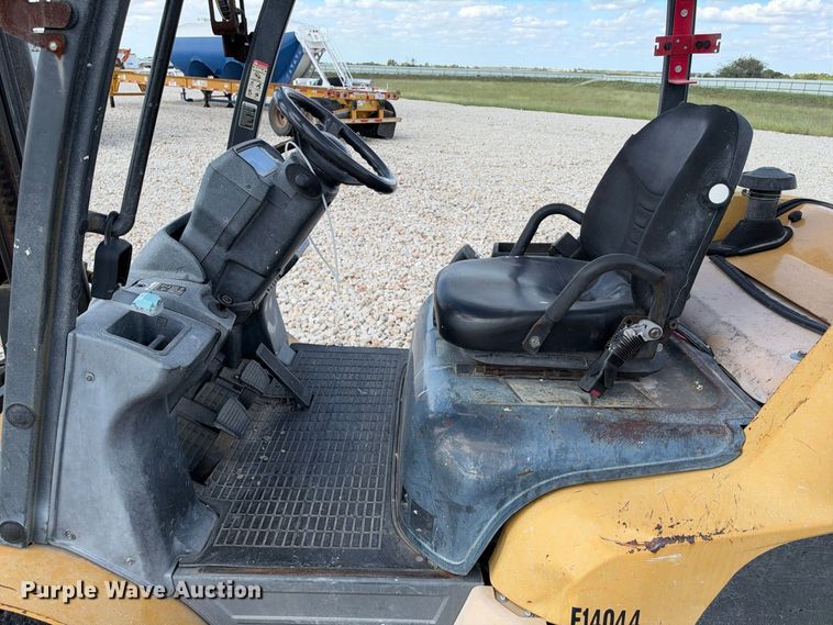 image for item YA5220 Caterpillar forklift