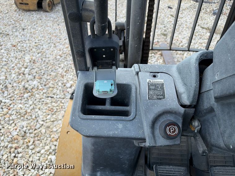 image for item YA5220 Caterpillar forklift