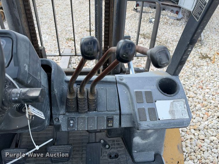image for item YA5220 Caterpillar forklift