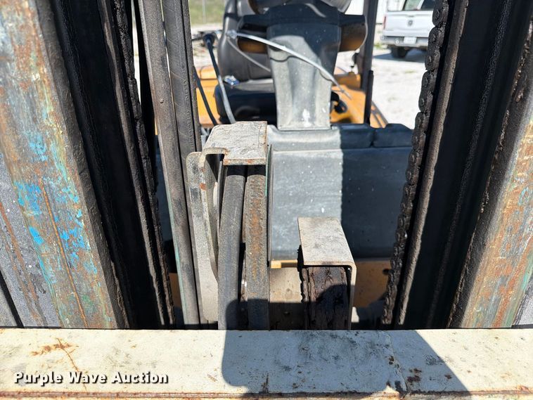 image for item YA5233 2011 Yale forklift