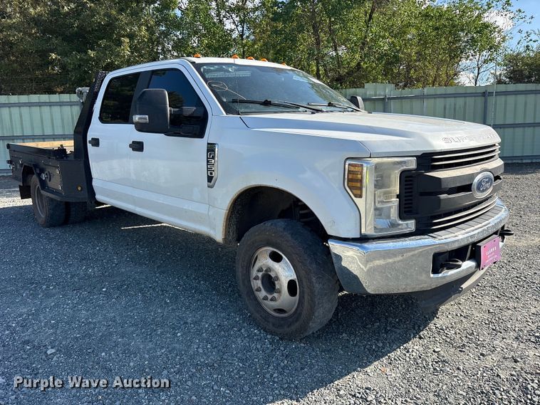 image for item YA5371 2019 Ford F350 Super Duty Crew Cab flatbed truck