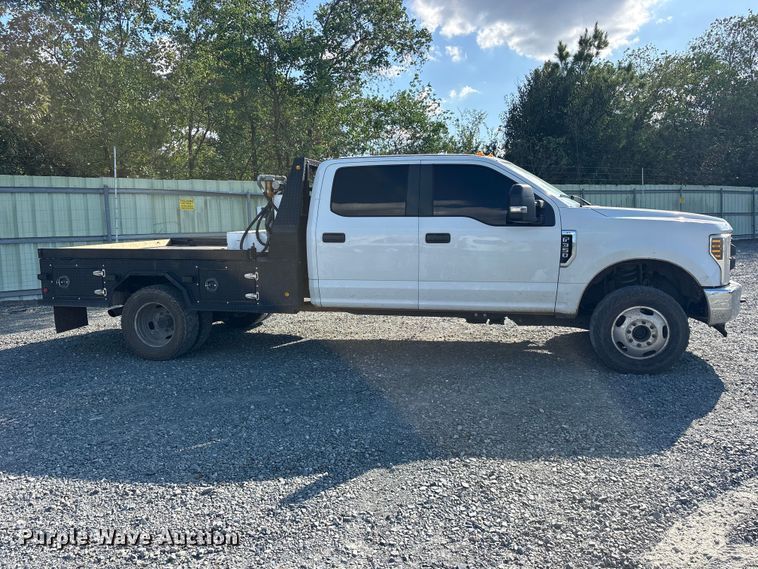 image for item YA5371 2019 Ford F350 Super Duty Crew Cab flatbed truck