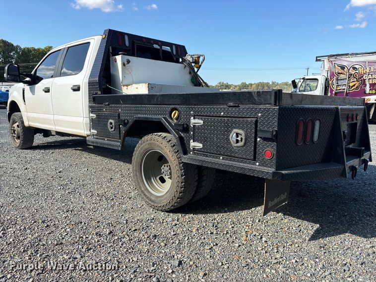 image for item YA5371 2019 Ford F350 Super Duty Crew Cab flatbed truck