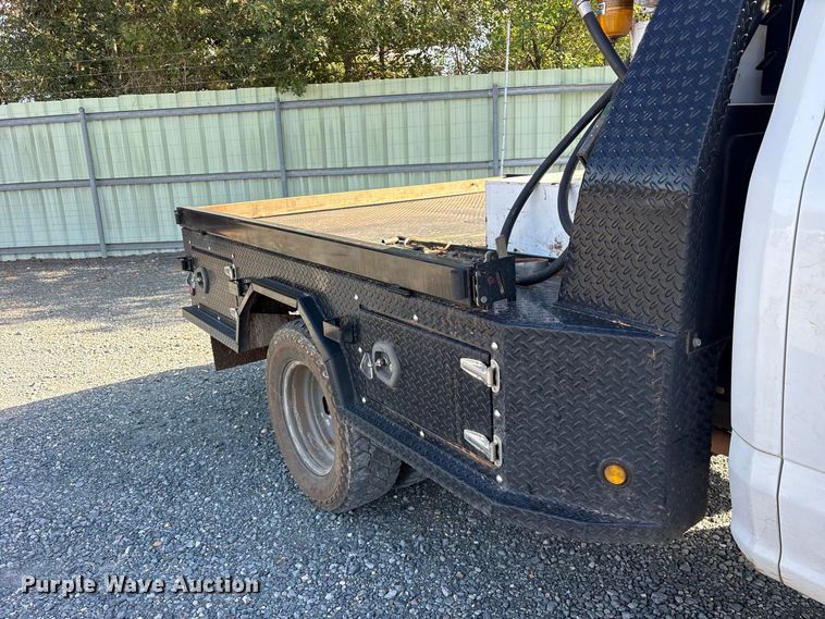 image for item YA5371 2019 Ford F350 Super Duty Crew Cab flatbed truck