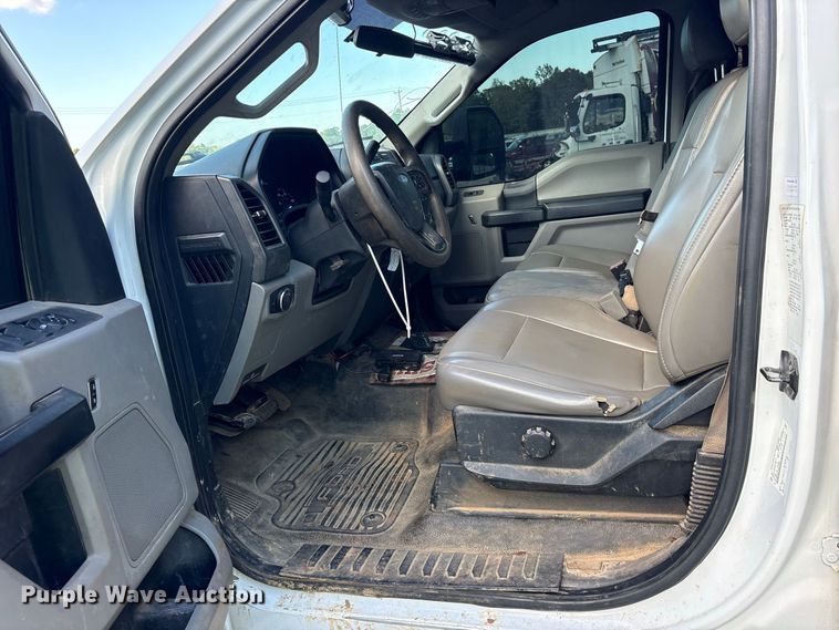 image for item YA5371 2019 Ford F350 Super Duty Crew Cab flatbed truck