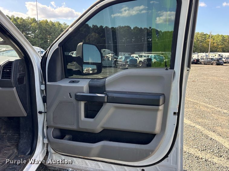 image for item YA5371 2019 Ford F350 Super Duty Crew Cab flatbed truck