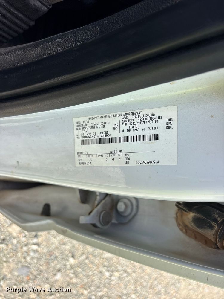 image for item YA5371 2019 Ford F350 Super Duty Crew Cab flatbed truck