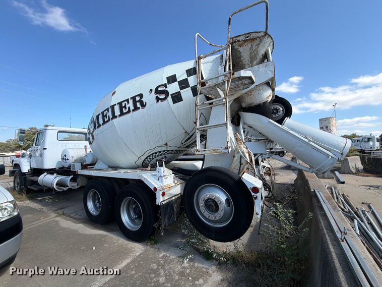 image for item DT3054 1985 International F-2574 ready mix truck