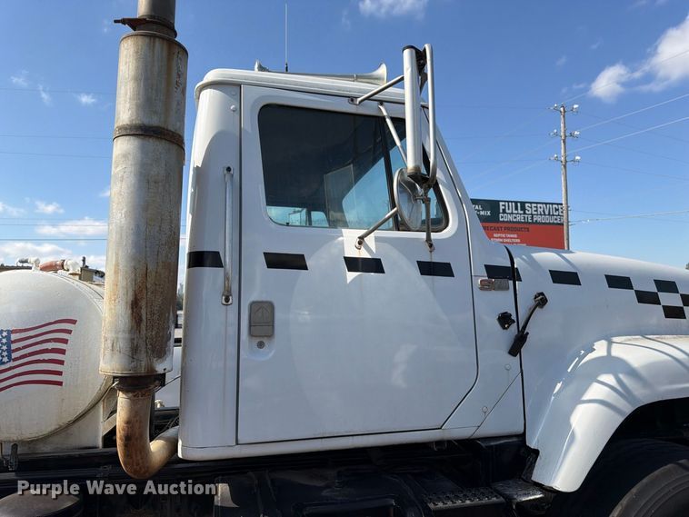 image for item DT3054 1985 International F-2574 ready mix truck