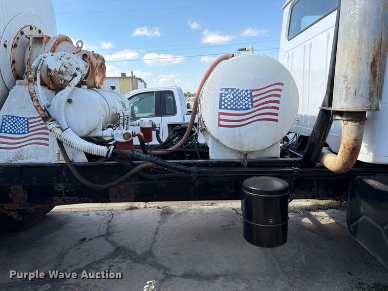 image for item DT3054 1985 International F-2574 ready mix truck