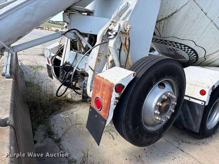 image for item DT3054 1985 International F-2574 ready mix truck