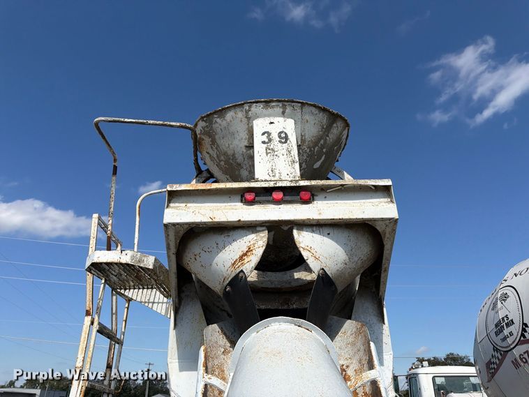 image for item DT3054 1985 International F-2574 ready mix truck