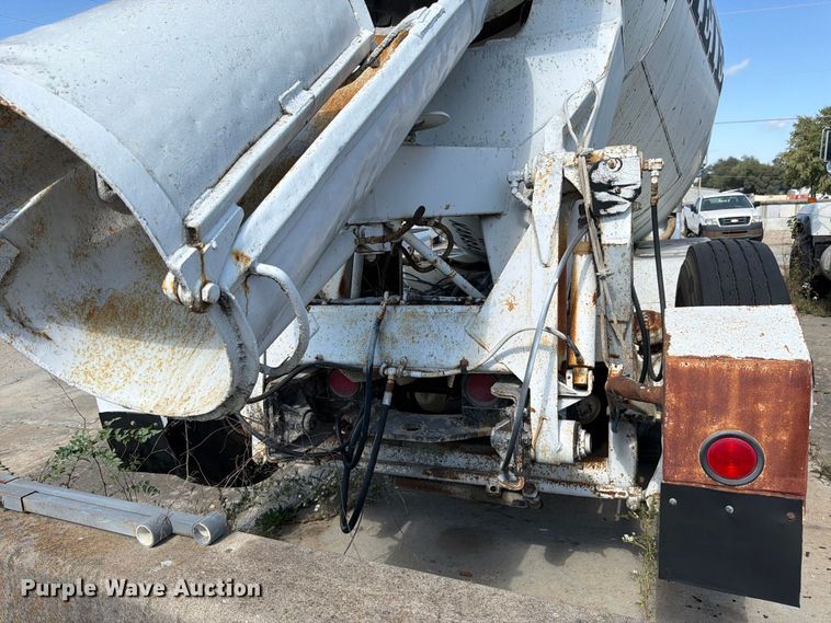 image for item DT3054 1985 International F-2574 ready mix truck