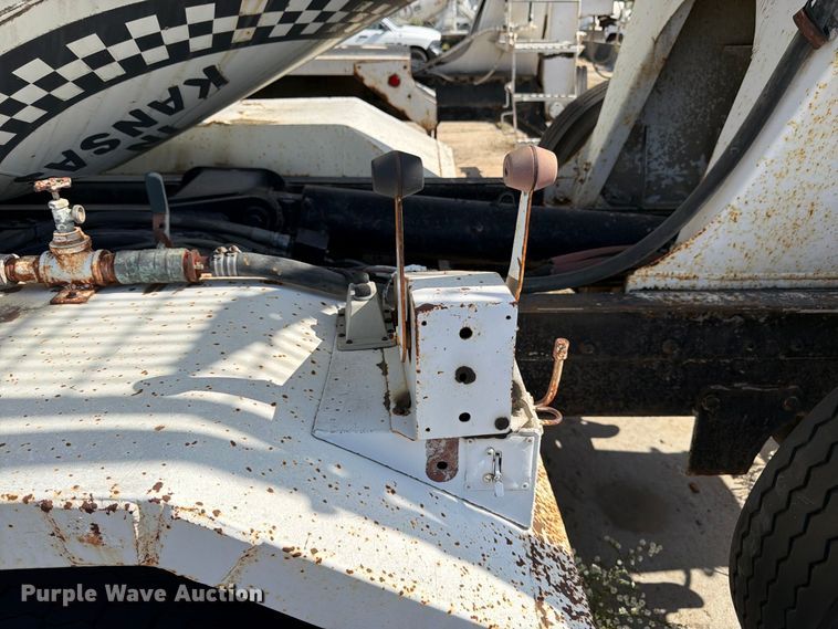 image for item DT3054 1985 International F-2574 ready mix truck