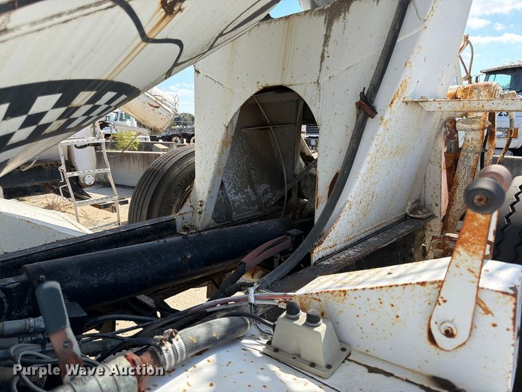 image for item DT3054 1985 International F-2574 ready mix truck