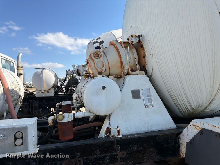 image for item DT3054 1985 International F-2574 ready mix truck