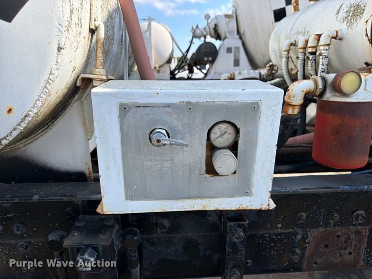image for item DT3054 1985 International F-2574 ready mix truck