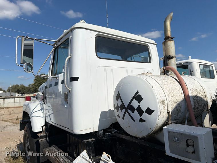 image for item DT3054 1985 International F-2574 ready mix truck