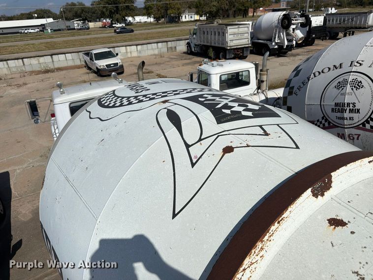 image for item DT3054 1985 International F-2574 ready mix truck