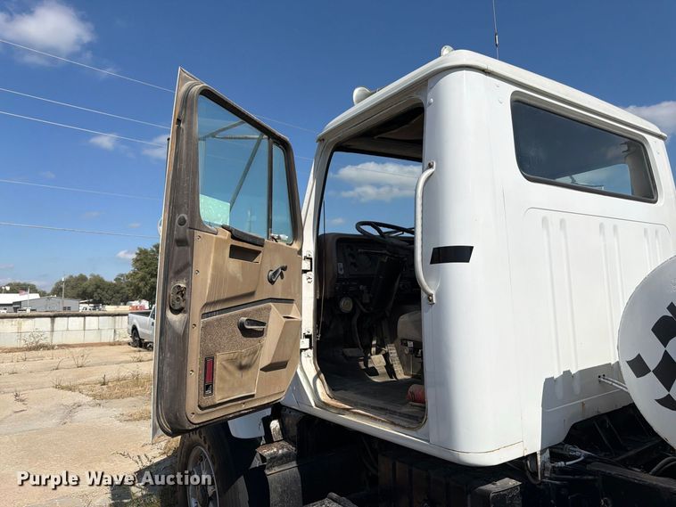 image for item DT3054 1985 International F-2574 ready mix truck