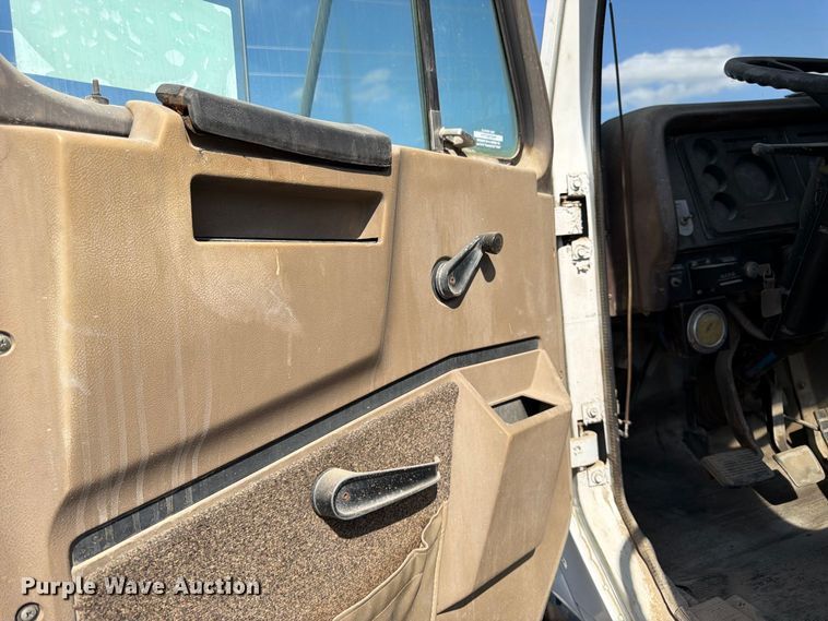 image for item DT3054 1985 International F-2574 ready mix truck