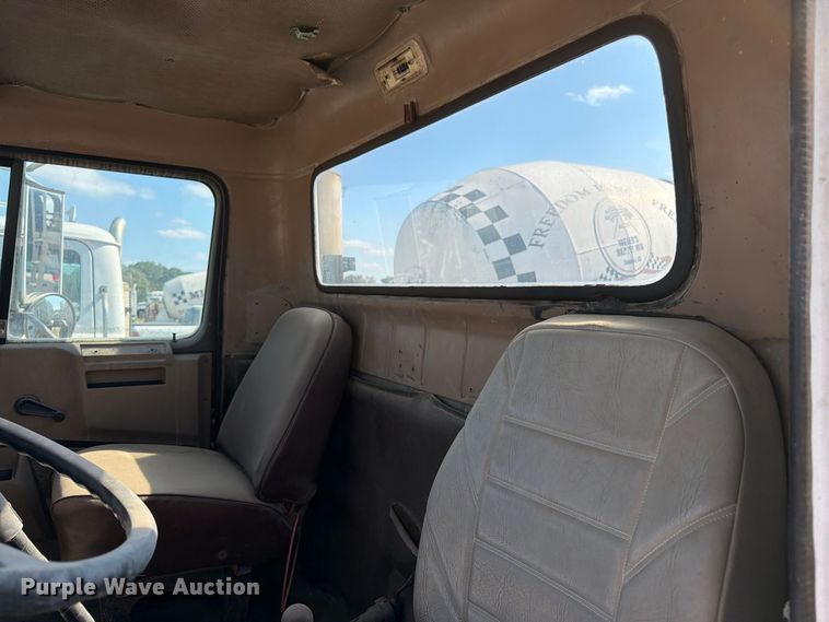 image for item DT3054 1985 International F-2574 ready mix truck