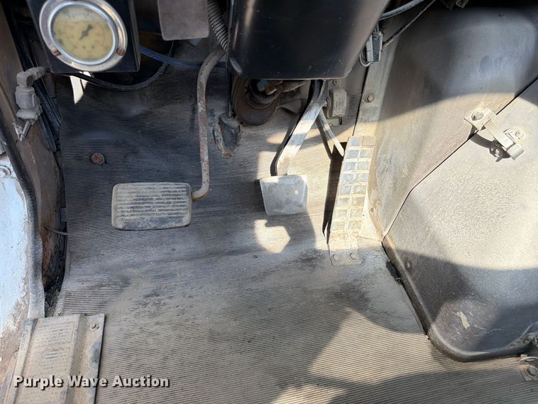 image for item DT3054 1985 International F-2574 ready mix truck