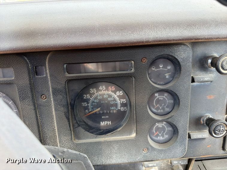 image for item DT3054 1985 International F-2574 ready mix truck